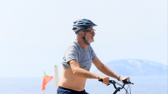 Marcos Caruso passeia de bicicleta em orla do Leblon, no Rio de Janeiro
