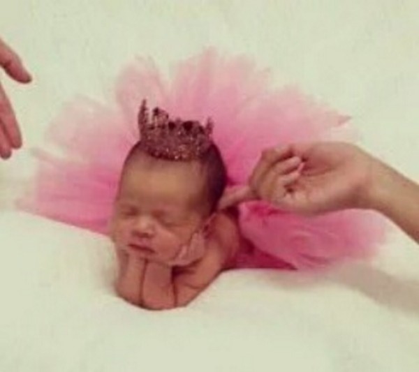 A filha recém-nascida de Coco Austin e Ice-T em sua primeira sessão de fotos (Foto: Reprodução/Instagram)