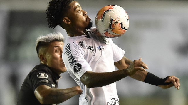 Marinho domina a bola no peito no duelo contra a LDU