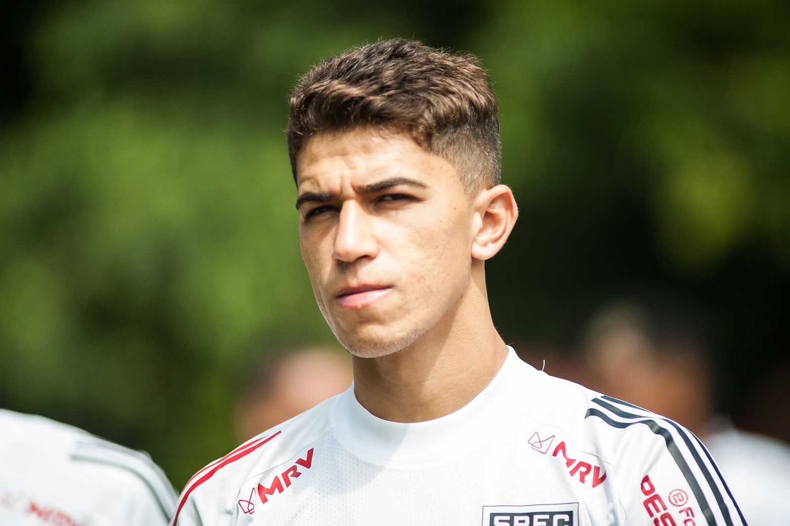 Vitor Bueno diz ter vergonha por gol perdido e aprova Raphael Claus em jogo do São Paulo