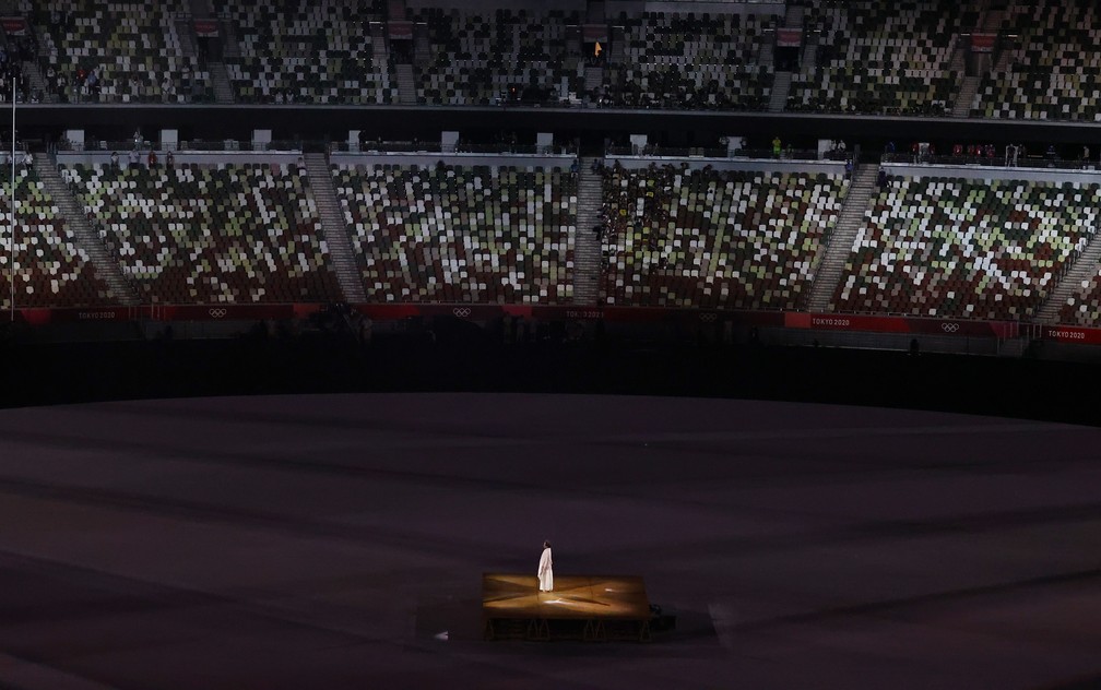 Um artista se apresenta durante a cerimônia de abertura dos Jogos Olímpicos de Tóquio, no Japão — Foto: Leah Millis/Reuters