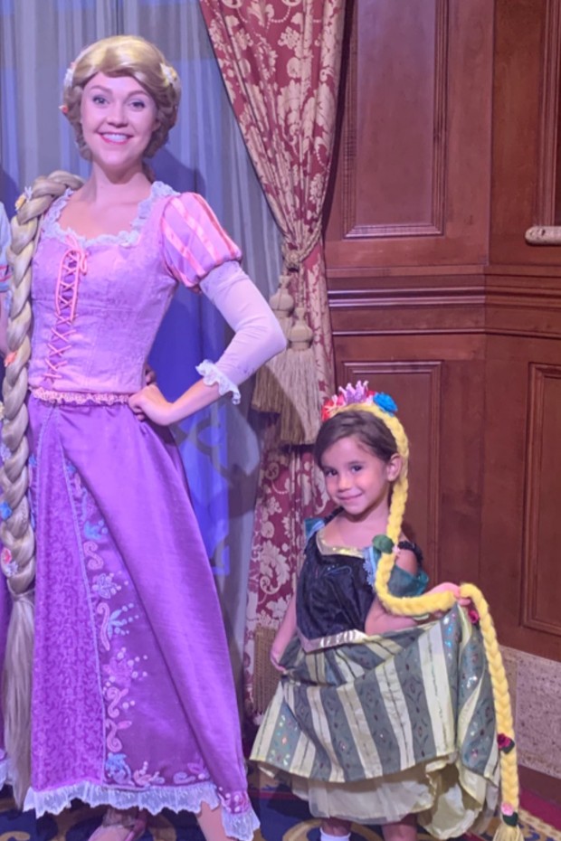 Maria Flor faz pose ao lado das princesas da Disney (Foto: Reprodução/Instagram)