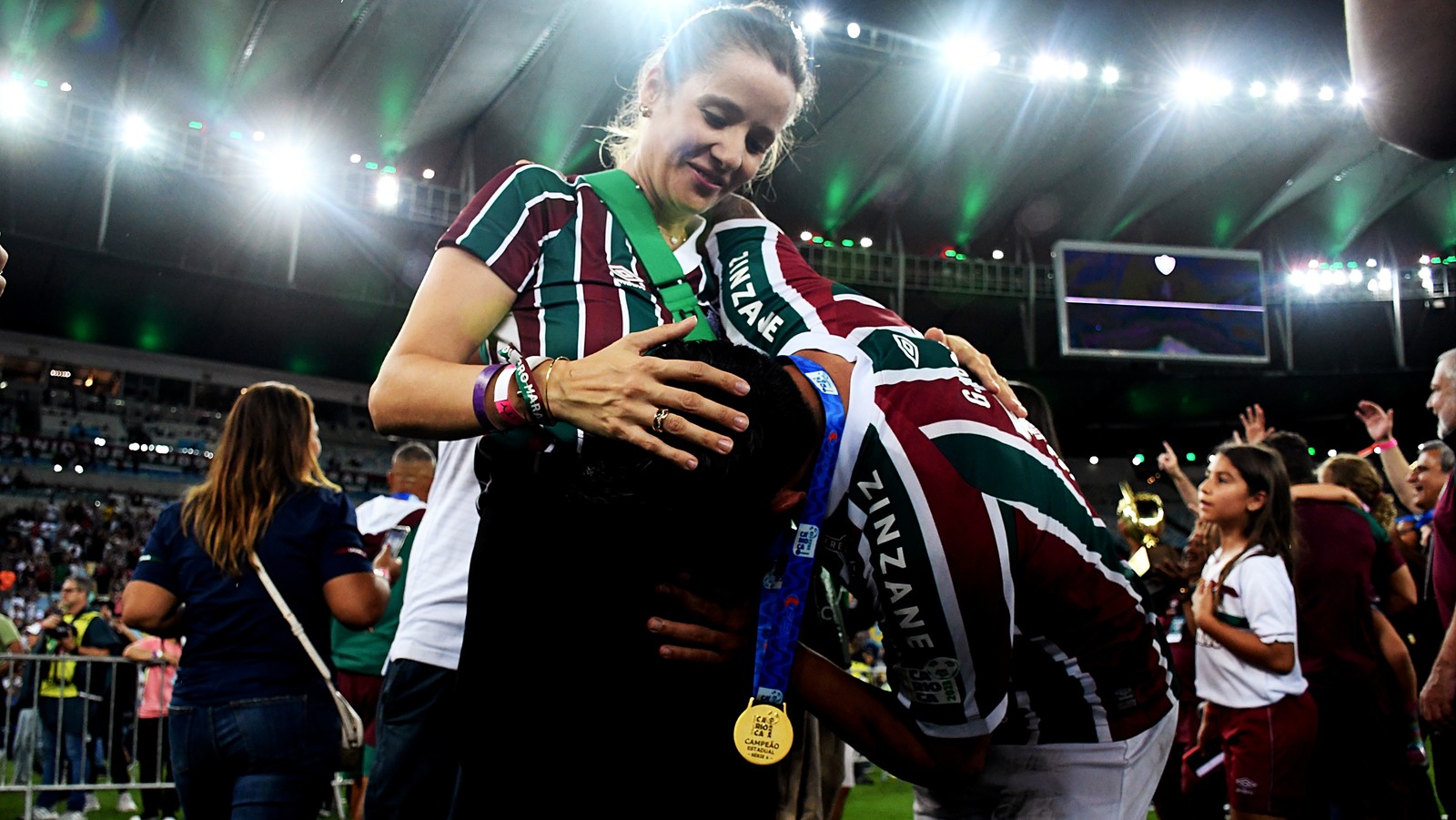 Germán Cano beijando a barriga de sua mulher grávida — Foto: MAILSON SANTANA/FLUMINENSE FC