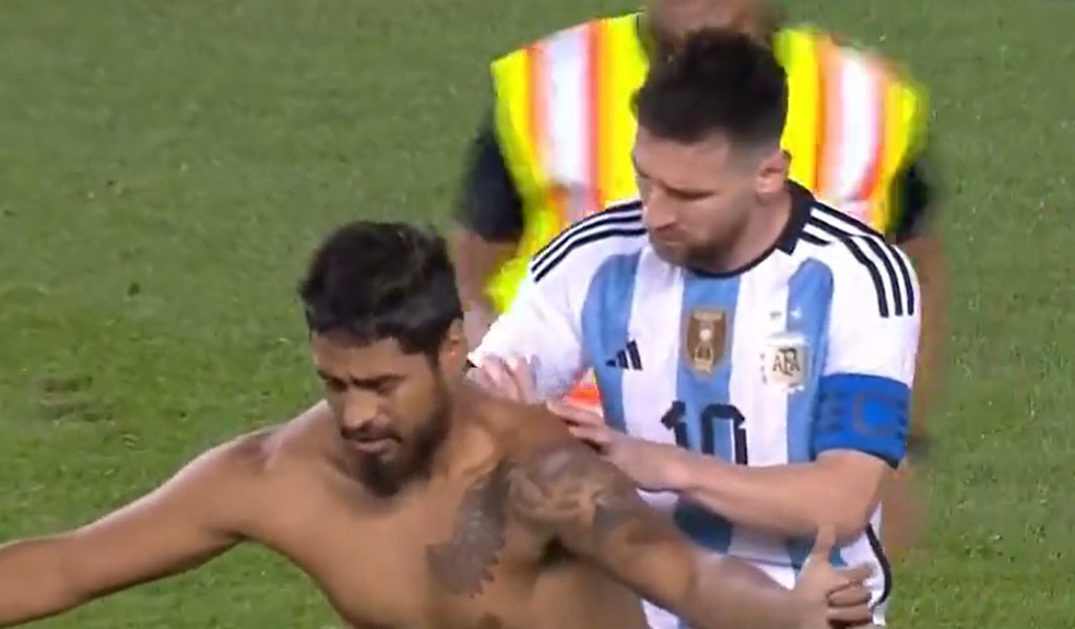 Messi autografa as costas de torcedor durante Argentina x Jamaica — Foto: Reprodução