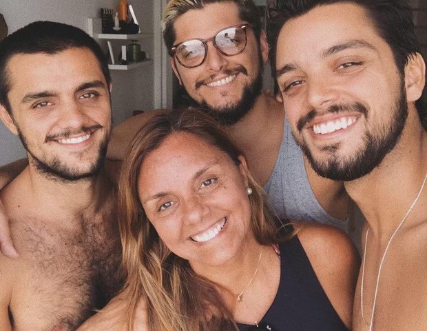 Felipe Simas, Bruno Gissoni e Rodrigo Simas com a mãe, Ana Sang (Foto: Reprodução/Instagram)