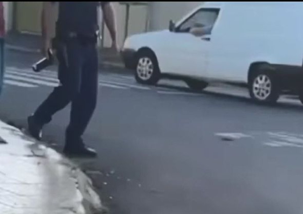 GCM usa spray para dispersar jovens que estariam fazendo manobras arriscadas com bikes em São Manuel — Foto: Arquivo pessoal 