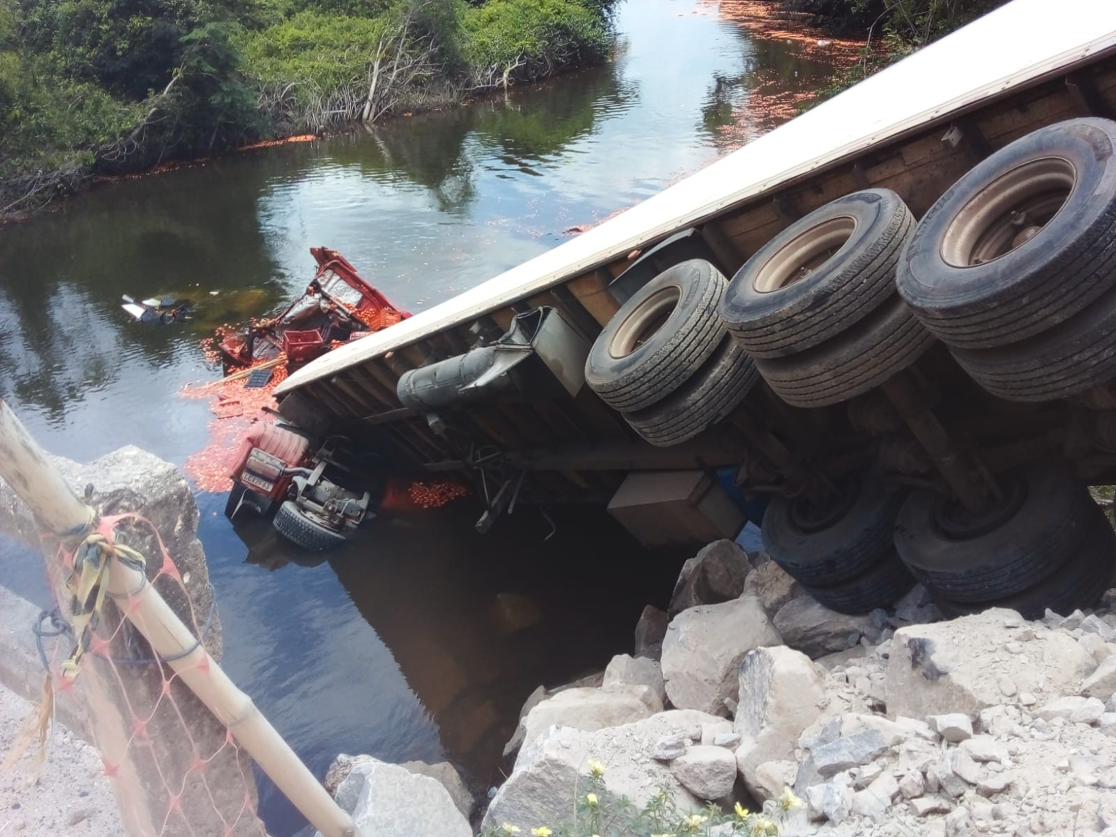 Motorista perde controle do caminhão e cai de ponte em Capanema no Pará