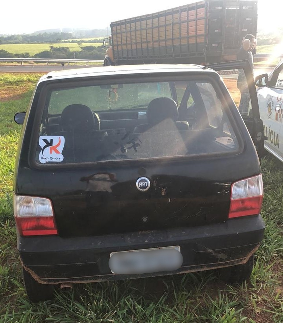 Além do caminhão, a polícia apreendeu um carro que servia para avisar sobre abordagens policiais na rodovia — Foto: Diogo Nolasco/TV TEM