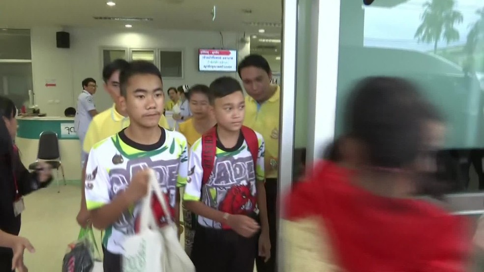 Meninos deixam hospital rumo à entrevista coletiva (Foto: Reprodução)