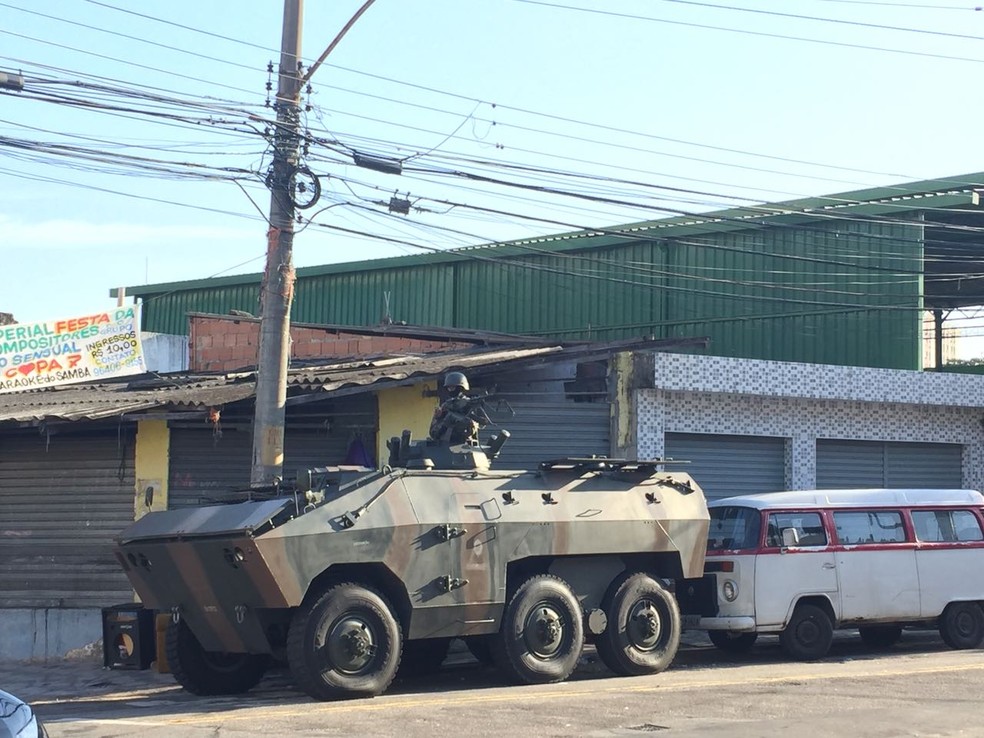 Movimentação do Exército, Polícia Civil e PM na Rua Lins de Vasconcelos, esquina com Rua Vilela Tavares (Foto: Fernanda Rouvenat/G1)