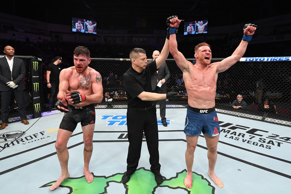 Scott Holtzman comemora vitória sobre Jim Miller no UFC Rio Rancho — Foto: Getty Images