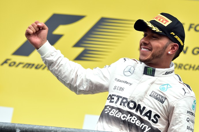 Lewis Hamilton comemora vitória no GP daBélgica (Foto: AFP)
