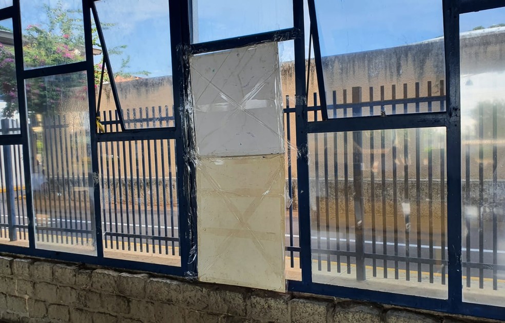 Placas são usadas para tapar onde está sem vidro no Terminal Rodoviário de Presidente Prudente — Foto: Heloise Hamada/g1