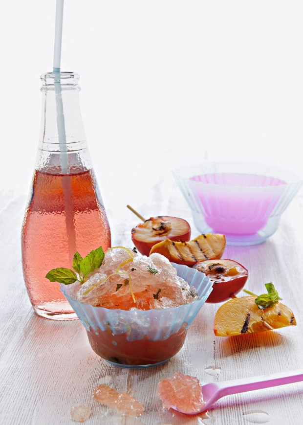 Espetinhos de fruta com granita de hortelã (Foto: StockFood /Great Stock!)