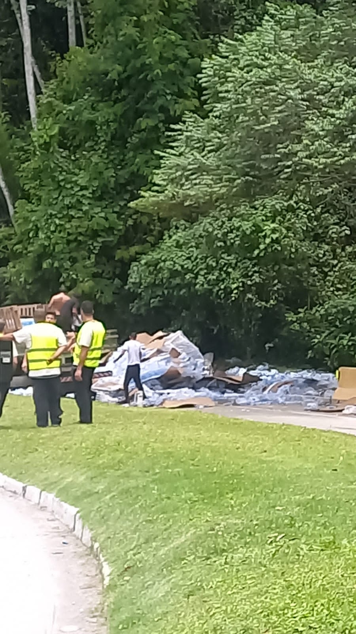 Caminhão tomba na BR-116 em Teresópolis na manhã deste sábado (5 
