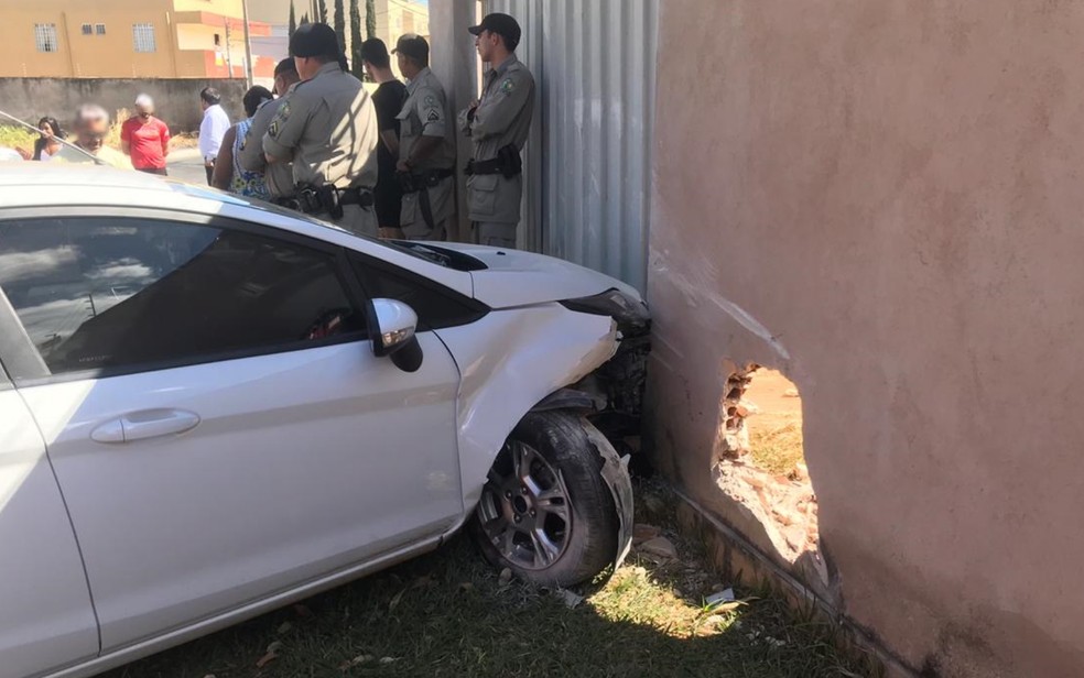 Carro usado por suspeito ainda bateu no muro e portão de uma casa, em Goiânia, Goiás — Foto: Polícia Militar/Divulgação