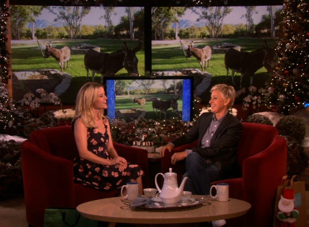 Resse Whitherspoon em entrevista com Ellen DeGeneres contando sobre seus burros (Foto: Divulgação)