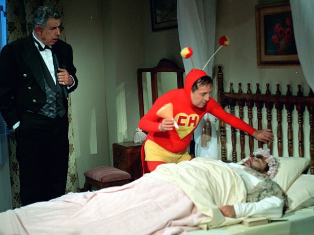 Rubén Aguirre contrancena com Roberto Bolaños em episódio de 'Chapolin' (Foto: Divulgação/SBT)