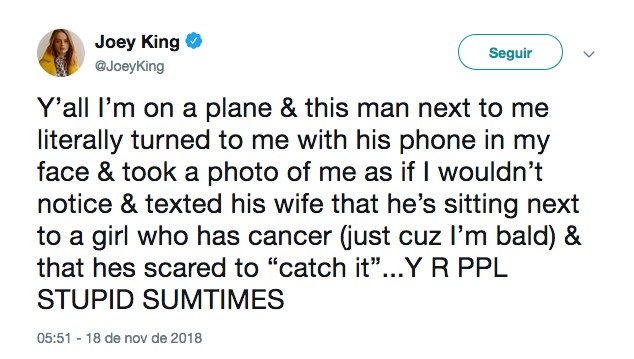 O tuíte no qual a atriz Joey King revela o temor do passageiro ao seu lado no avião, com medo de 