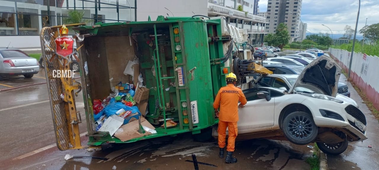 VÍDEO: caminhão tomba e atinge três carros, no DF; duas pessoas ficam feridas