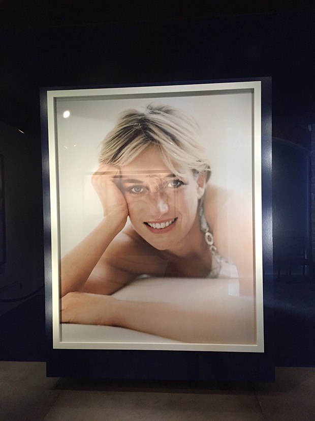 Homage to Diana, Princess of Wales, by Mario Testino in 1997, on display in the stables at Althorp (Foto: Divulgação)