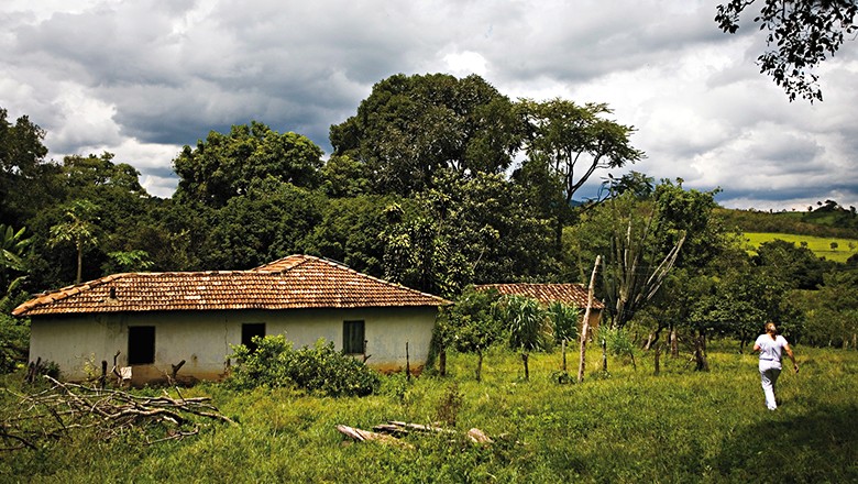 Isoladas do resto do mundo, sem acesso por estradas, muitas casas só são alcançadas a pé; que o diga a enfermeira Luciana  (Foto: João Marcos Rosa)