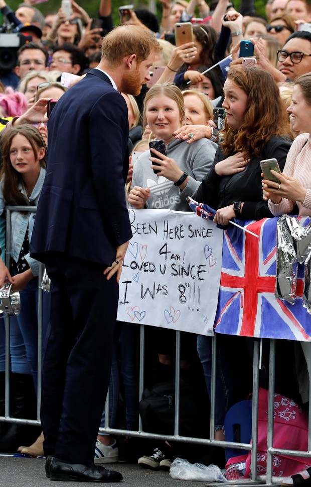 Fã se emociona ao ganhar abraço de príncipe Harry (Foto: Getty Images)