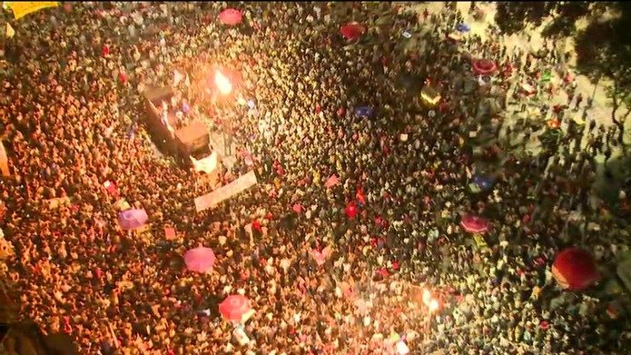Resultado de imagem para Ato no centro do Rio reÃºne manifestantes em defesa do Museu Nacional