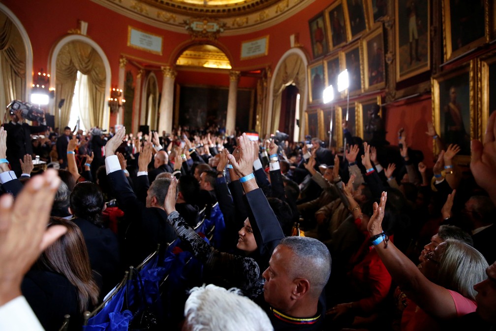 Constituintes fazem juramento na instalação da Assembleia Constituinte nesta sexta-feira (4) na Venezuela (Foto: REUTERS/Carlos Garcia Rawlins)