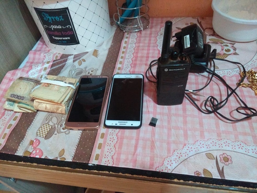Celulares, rádios comunicadores e dinheiro foram apreendidos em operação de Londrina — Foto: PM/Divulgação