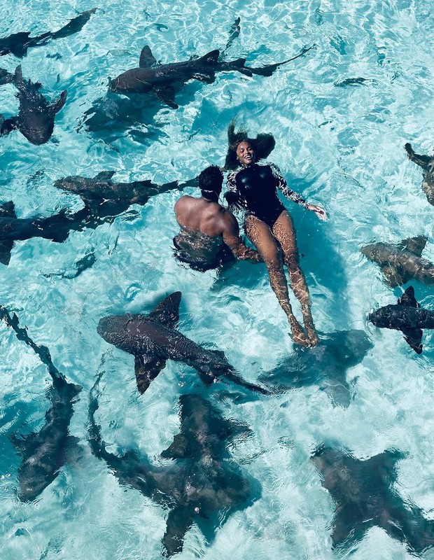 Ciara e Russell Wilson nadam com tubarões (Foto: Reprodução/Instagram)