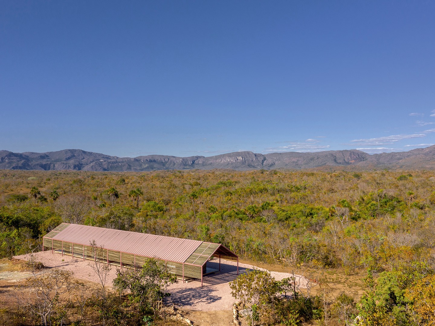 Com arquitetura vernacular, casa tem muita iluminação natural e ventilação cruzada em meio ao cerrado (Foto: Joana França/divulgação)