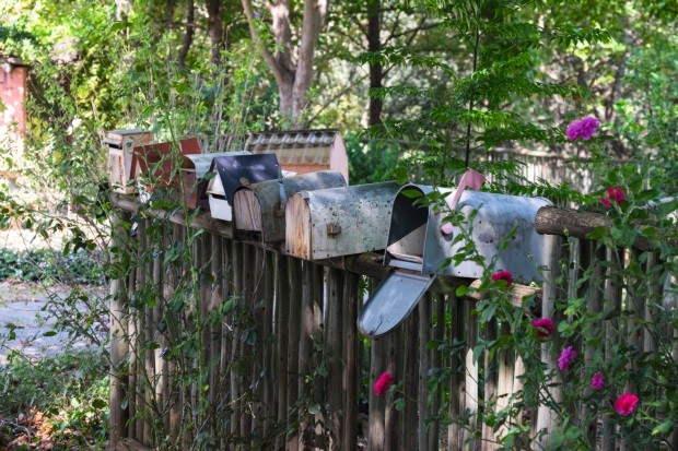 As caixinhas de correio ganham ares de coleção na cerca de entrada da casa (Foto: Lufe Gomes / Editora Globo)
