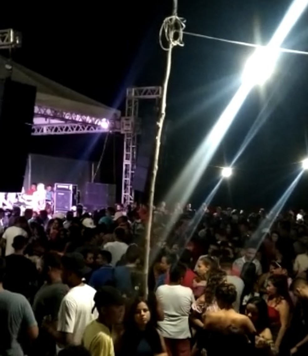 Após Justiça proibir comemoração em praça, festa reúne centenas de pessoas na casa de prefeito eleito no Piauí — Foto: Reprodução