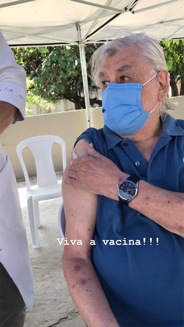 Ator Lauro César Muniz recebe a segunda dose de vacina contra a Covid (Foto: Reprodução / Instagram)