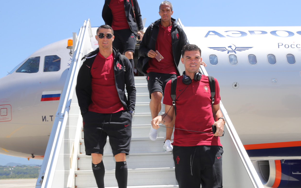 Cristiano Ronaldo, Bruno Alves e Pepe desembarque Portugal Sochi (Foto: Reprodução / Twitter)