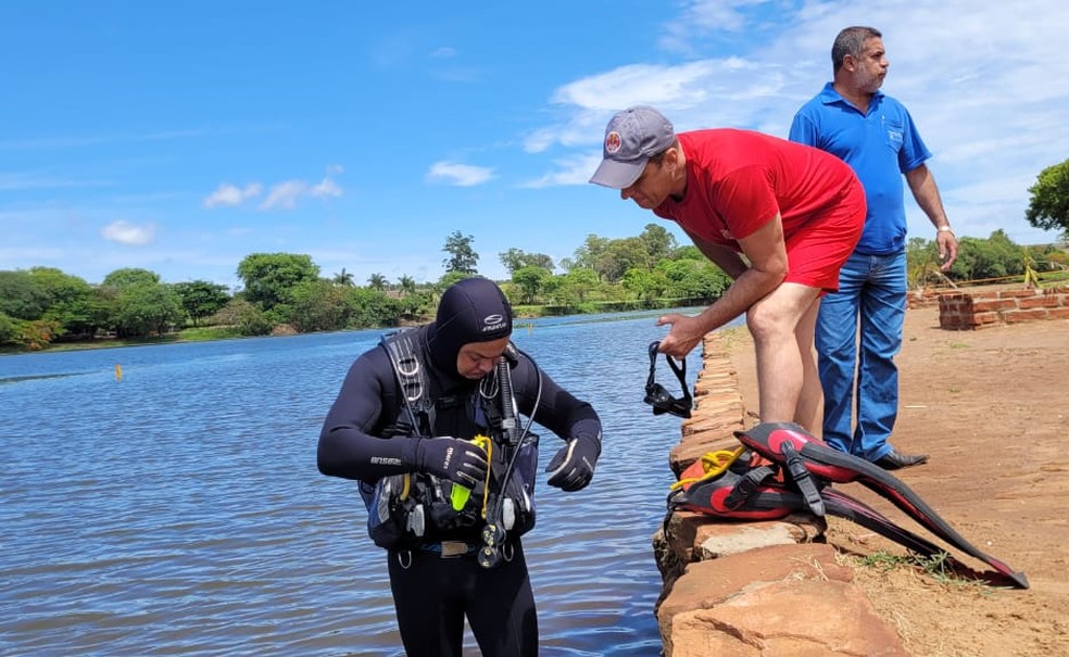 Equipe de resgaste à procura de homem que desapareceu em Salto Grande (SP) — Foto: Igor Rosa/TV TEM