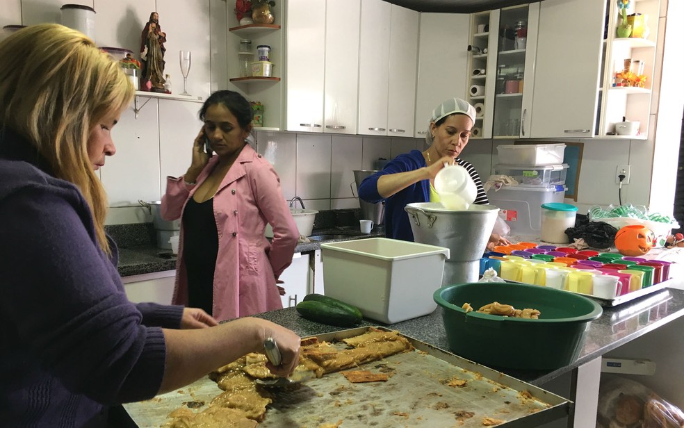 Voluntárias da Creche Alecrim, na Estrutural, trabalham na cozinha (Foto: Luiza Garonce/G1)