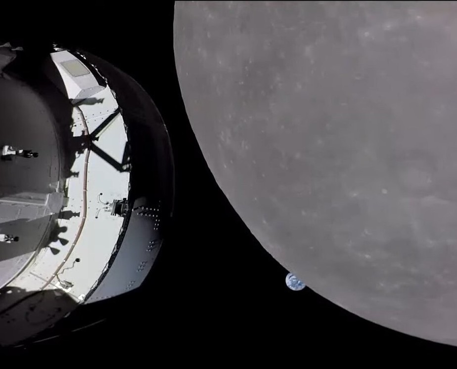Terra espreita no horizonte da Lua além da espaçonave Orion