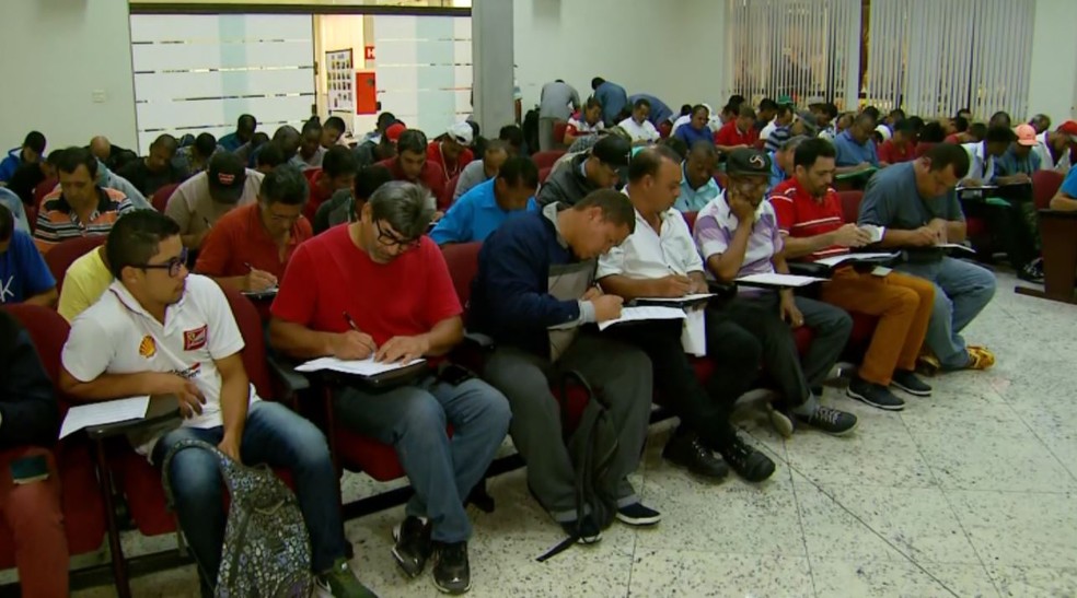 Candidatos a vaga de emprego em Pouso Alegre (MG) — Foto: Reprodução/EPTV