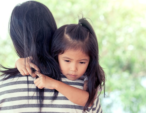 No colo, menina segura cabelo da mãe (Foto: Thinkstock)