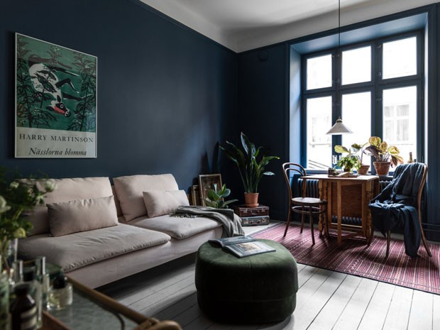Apartamento de 34 m² com cores escuras: é possível! (Foto: Johan Spinell/Divulgação)
