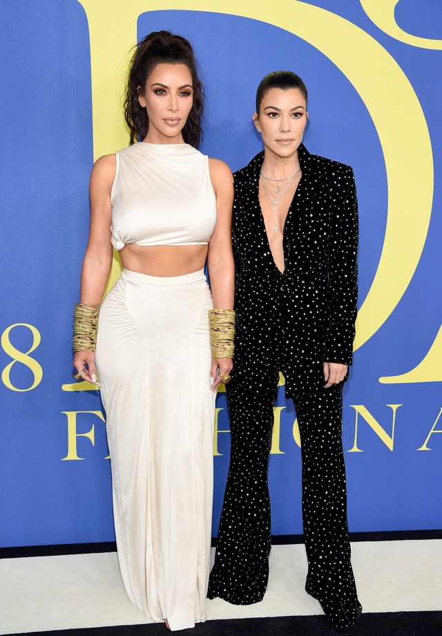 NEW YORK, NY - JUNE 04:  Kim Kardashian West and Kourtney Kardashian attend the 2018 CFDA Fashion Awards at Brooklyn Museum on June 4, 2018 in New York City.  (Photo by Dimitrios Kambouris/Getty Images) (Foto: Getty Images)