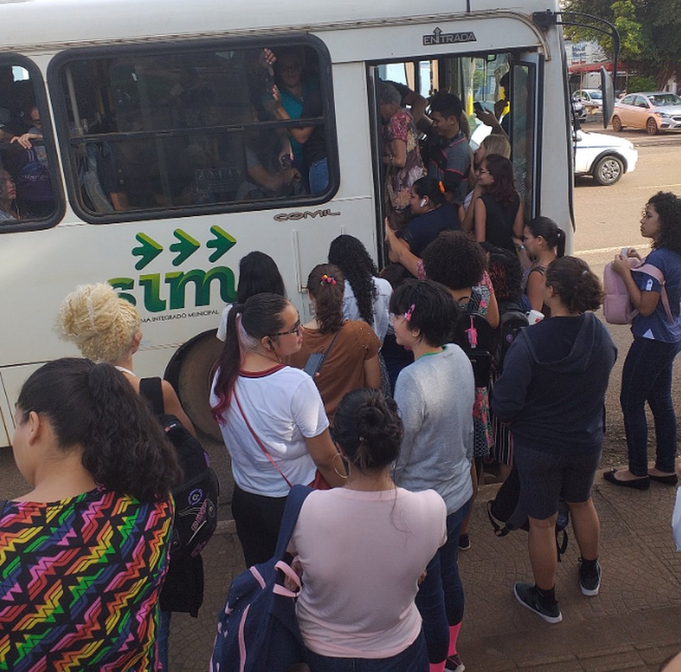 Alunos tentando chegar à Universidade Federal de Rondônia no "Campus Unir" — Foto: Reprodução/ Twitter 