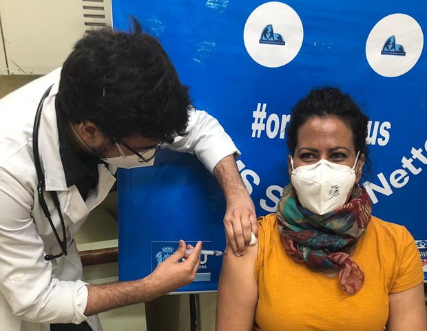 Indiana sendo vacinada pelo filho  (Foto: Arquivo Pessoal )