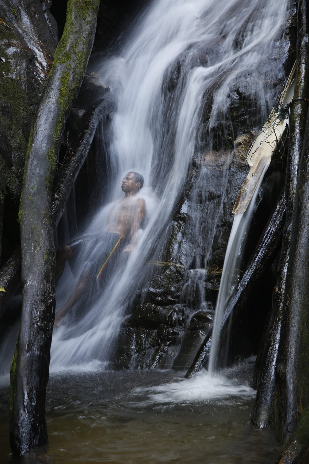 Visitante se refresca na Cachoeira da Estrada Dona Castorina, na Floresta da Tijuca — Foto: Custódio Coimbra
