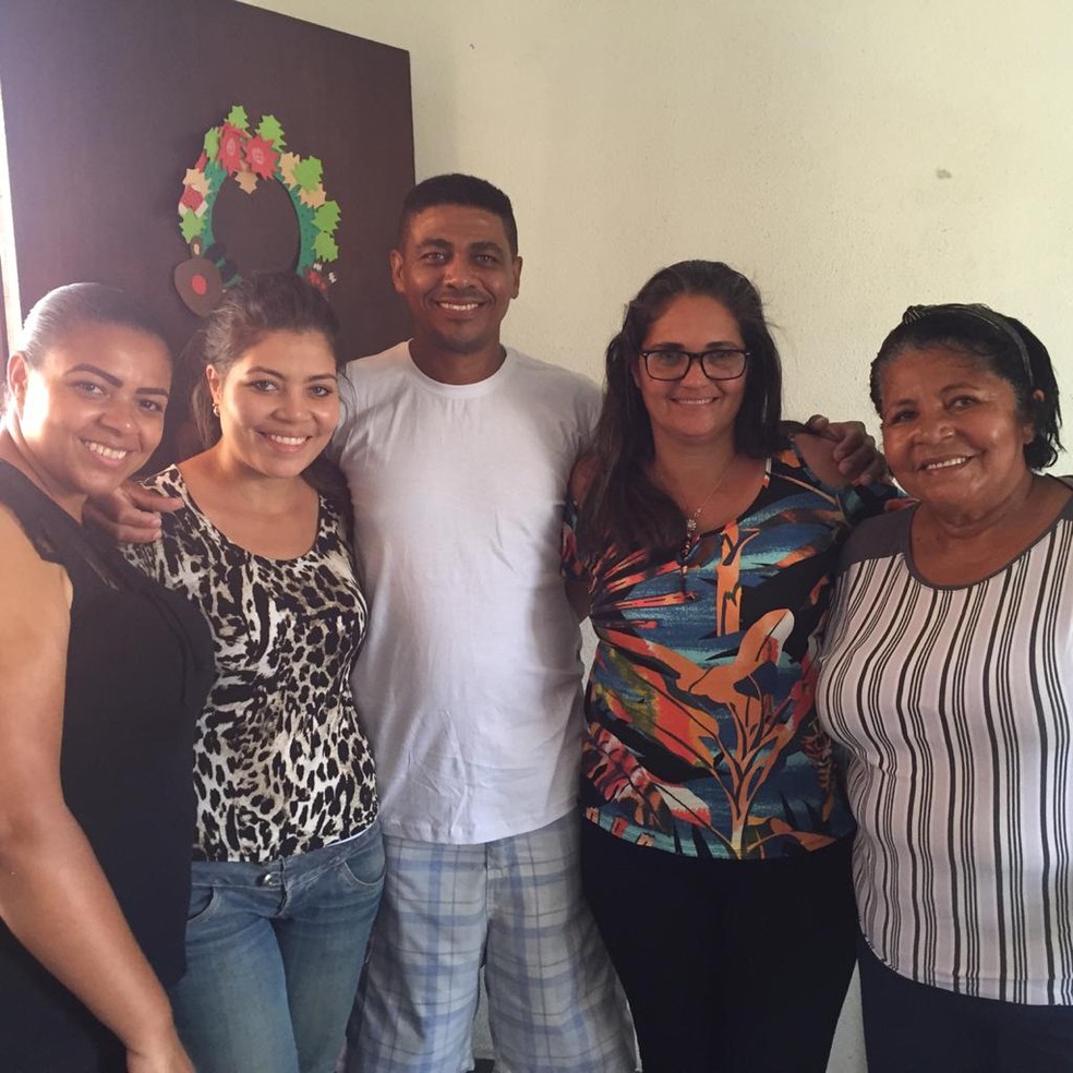 Cleber Michel Alves ao lado da esposa, mãe e irmã após conseguir a liberdade em abril deste ano — Foto: Arquivo pessoal