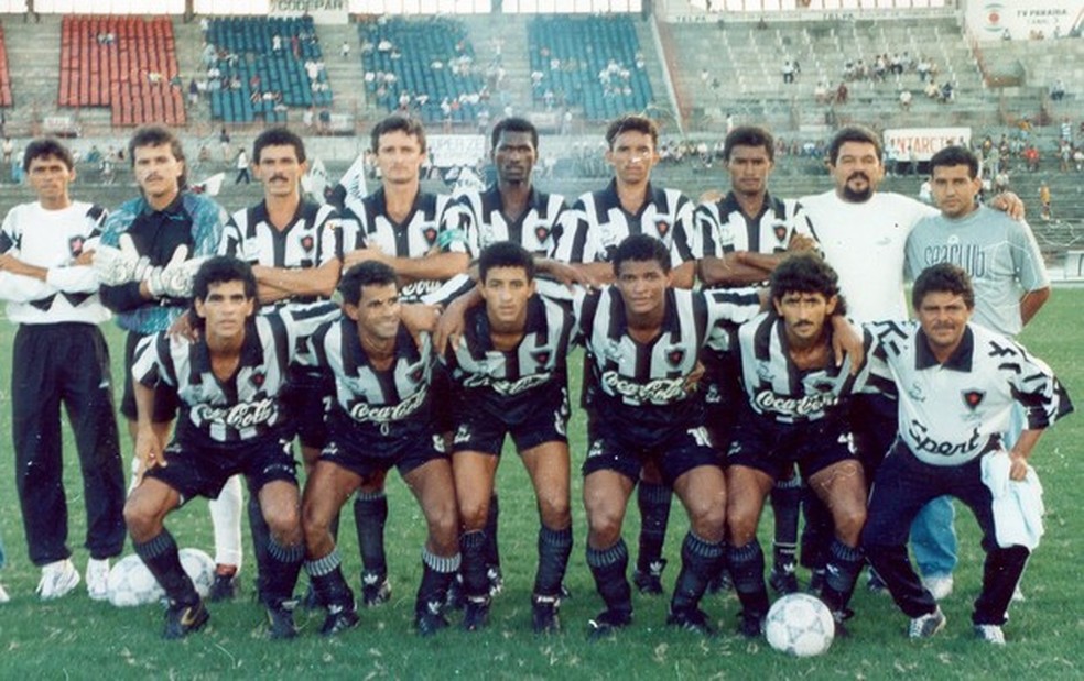 Da esquerda para a direita, Esquerdinha é o último uniformizado em pé no Botafogo-PB — Foto: Acervo Raimundo Nóbrega