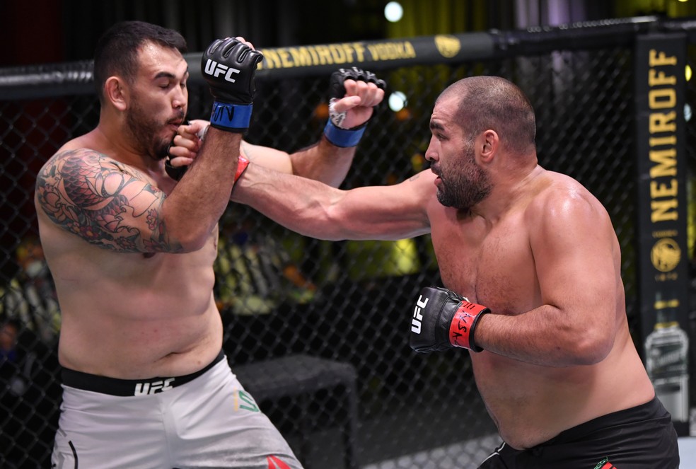 Blagoy Ivanov golpeia Augusto Sakai no UFC: Woodley x Burns — Foto: Getty Images