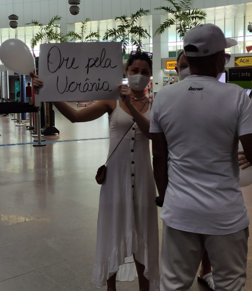 Parente do jogador alagoano Pedrinho segura cartaz de apoio à Ucrânia  — Foto: Abidias Martins/TV Gazeta